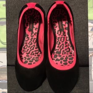 Black & Pink women’s flats